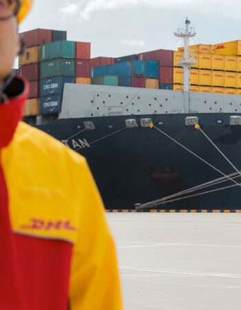 worker-in-front-of-container-vessel-0001